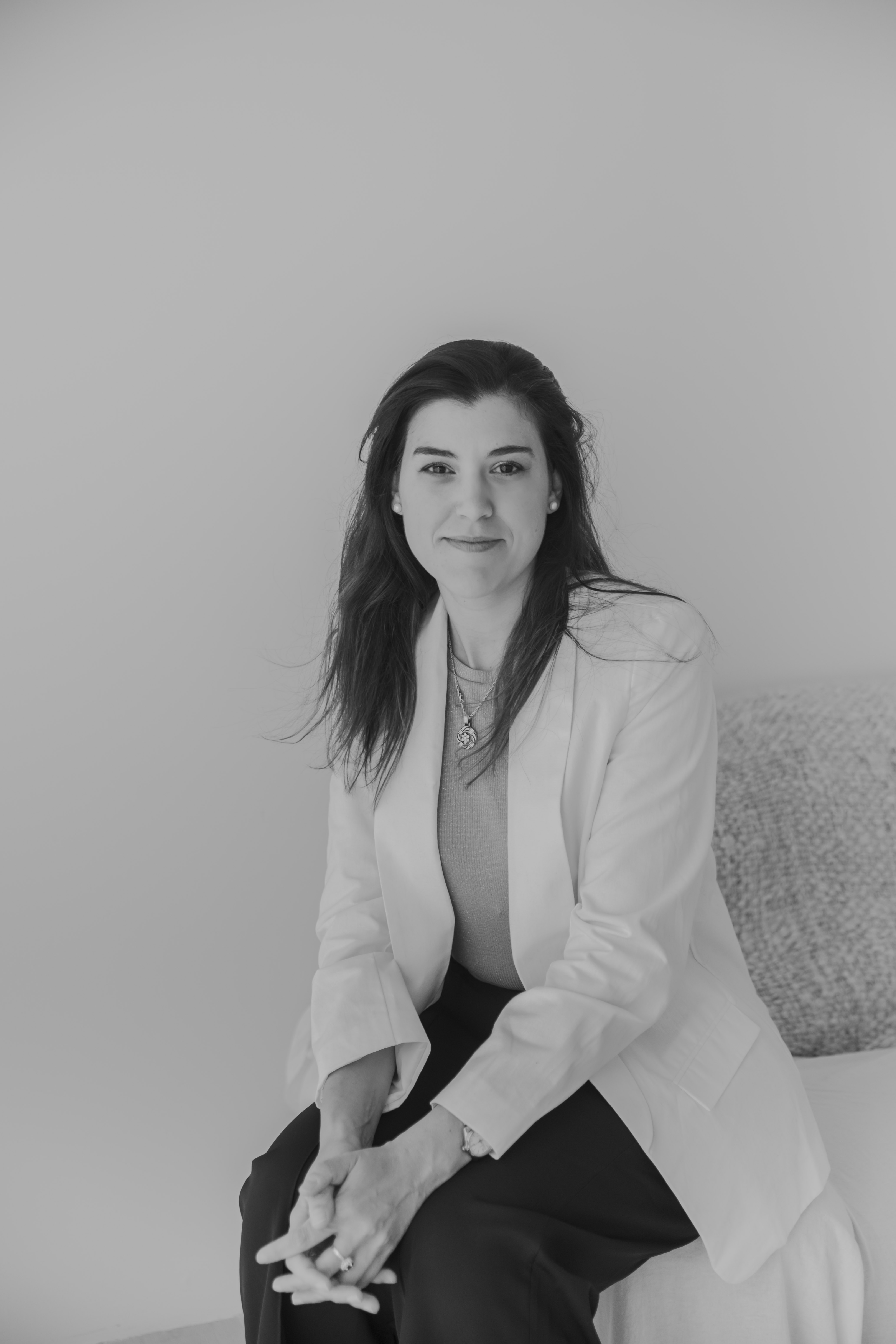 Dra. Mariana Arismendi sonriendo en su consultorio